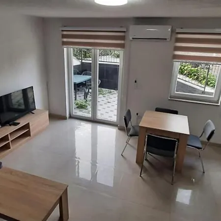With Garden Apartment Hadzici